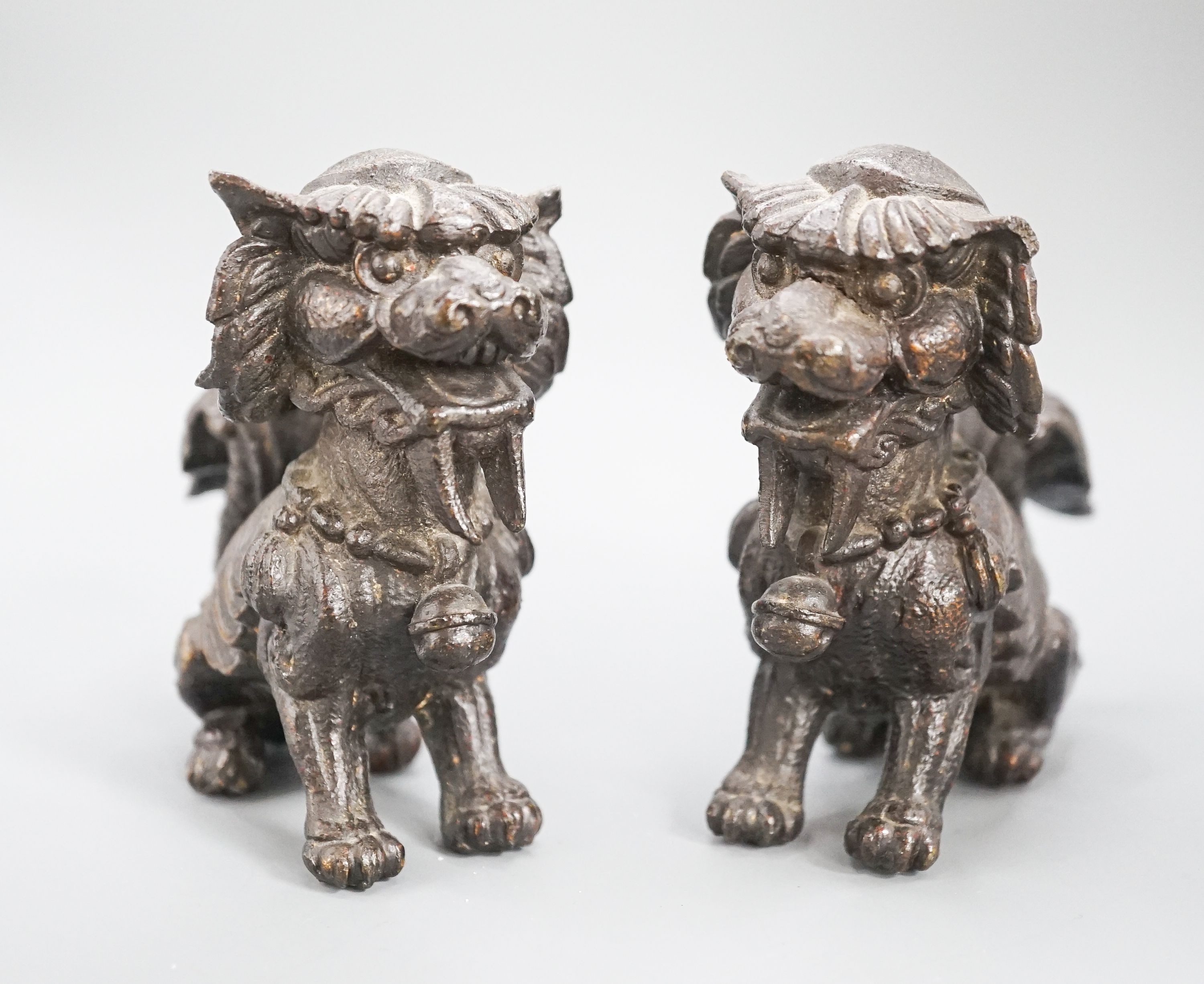 A pair of South East Asian bronze figures of Buddhist lions 9cm